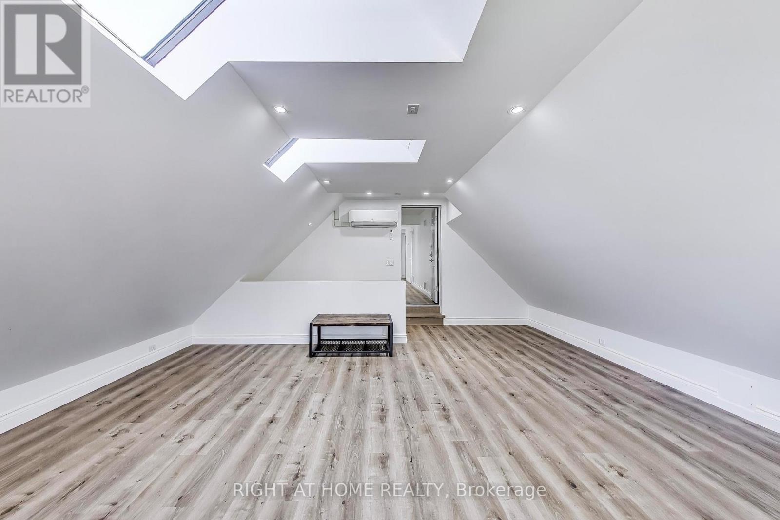 (Upper Level) 433 Martin Grove Road, Toronto, Ontario  M9B 4M3 - Photo 4 - W13207094