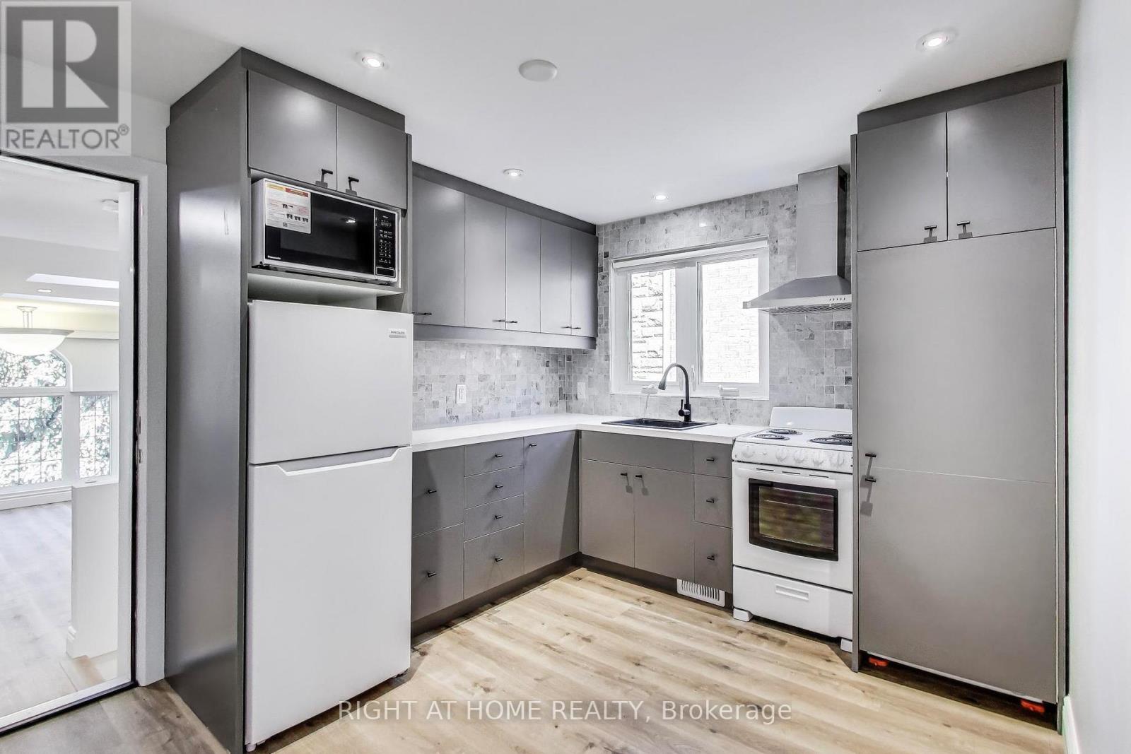(Upper Level) 433 Martin Grove Road, Toronto, Ontario  M9B 4M3 - Photo 6 - W13207094