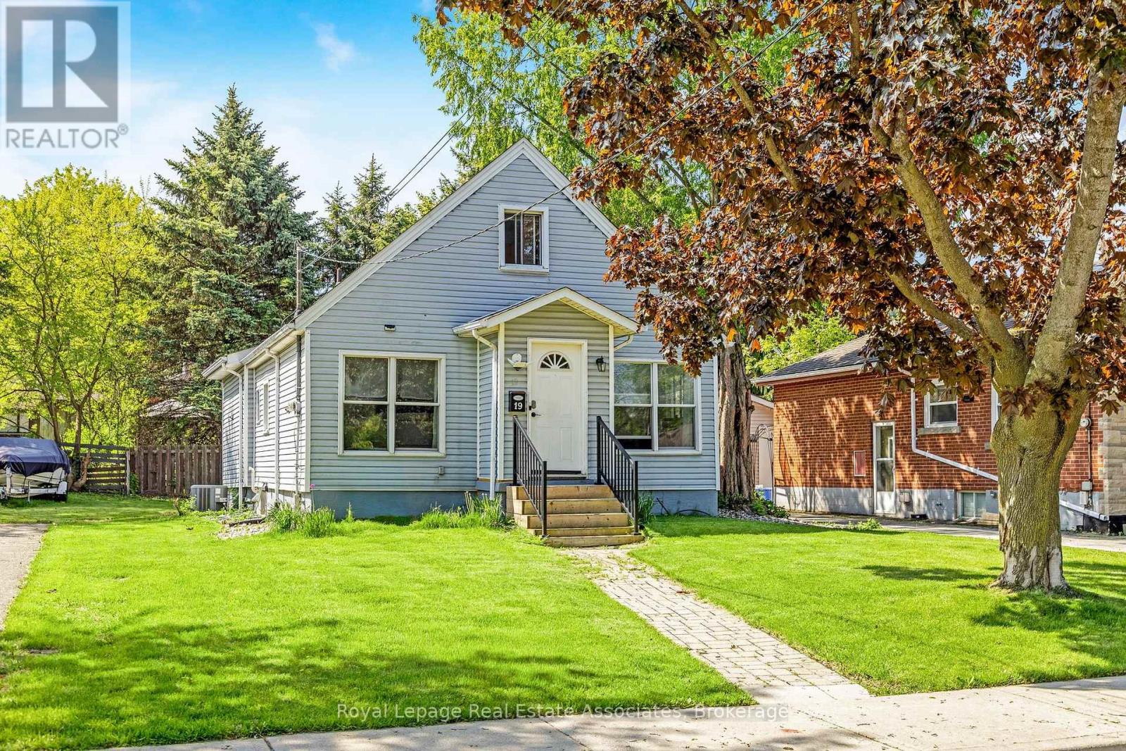 19 BEAUCOURT ROAD, Hamilton, Ontario