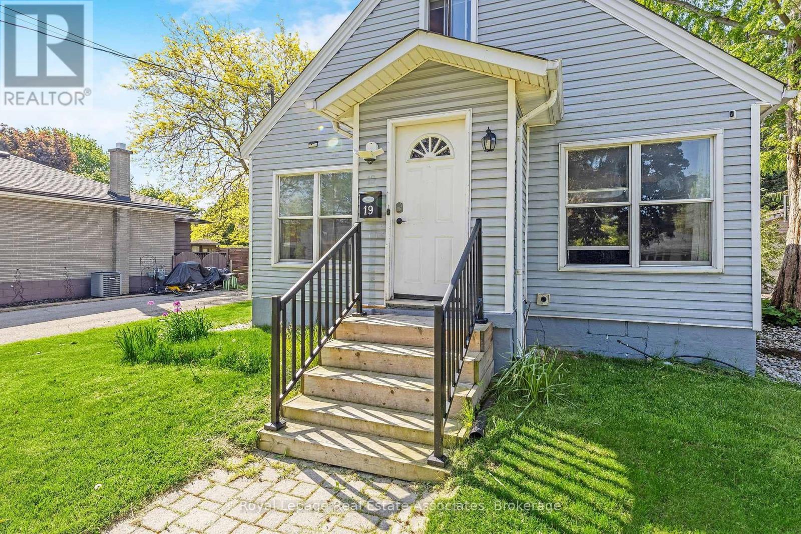 19 Beaucourt Road, Hamilton, Ontario  L8S 2R1 - Photo 3 - X13206972
