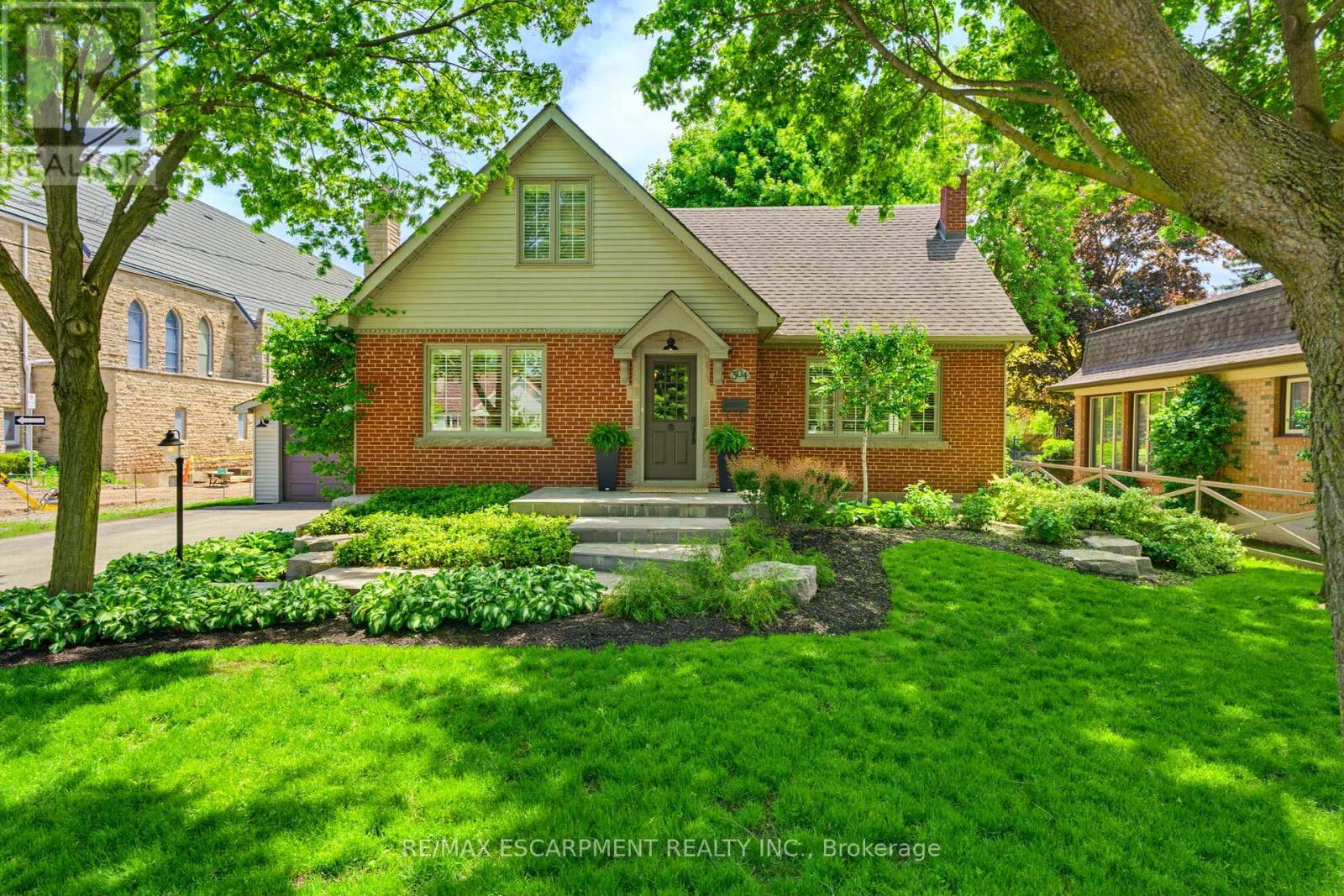 304 PARKSIDE DRIVE, Hamilton, Ontario