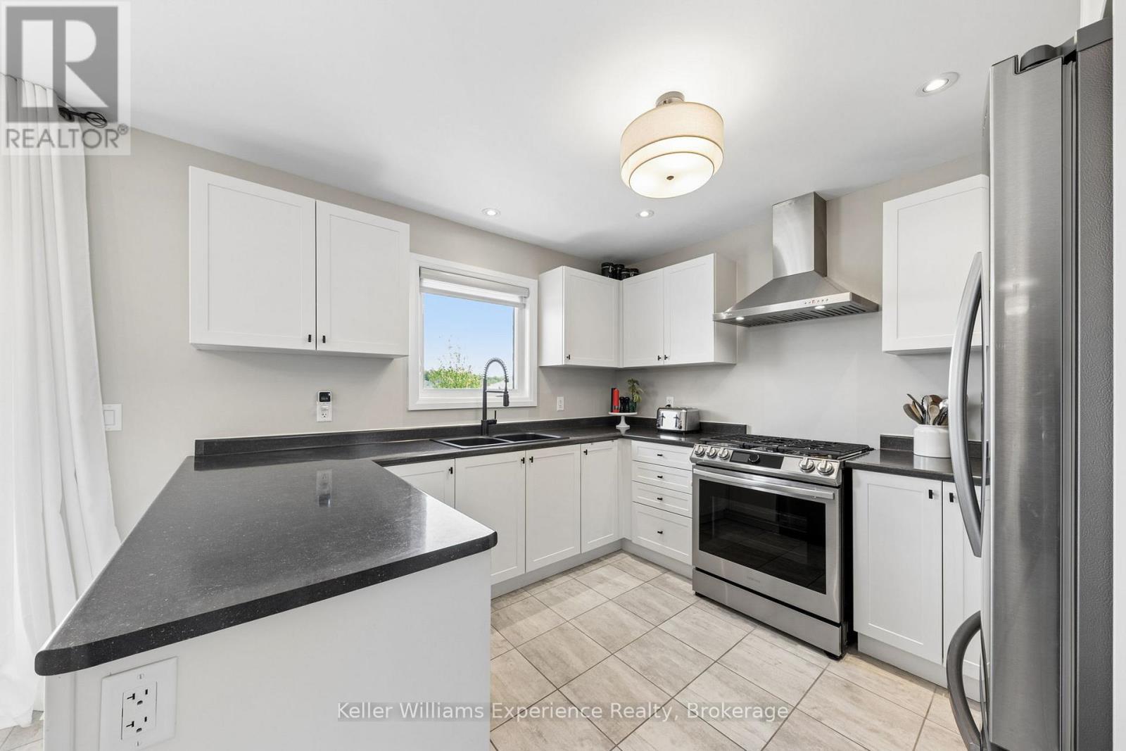 8 Hewson Street, Penetanguishene, Ontario  L9M 0V8 - Photo 8 - S13207256