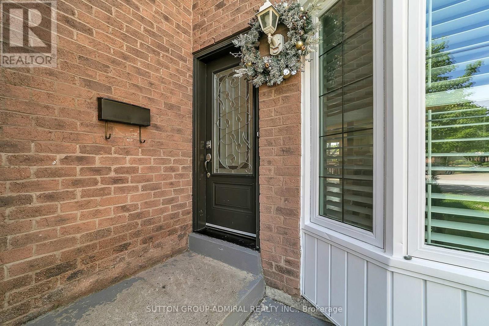 10 Park Lane Circle, Richmond Hill, Ontario  L4C 6S8 - Photo 4 - N13207220