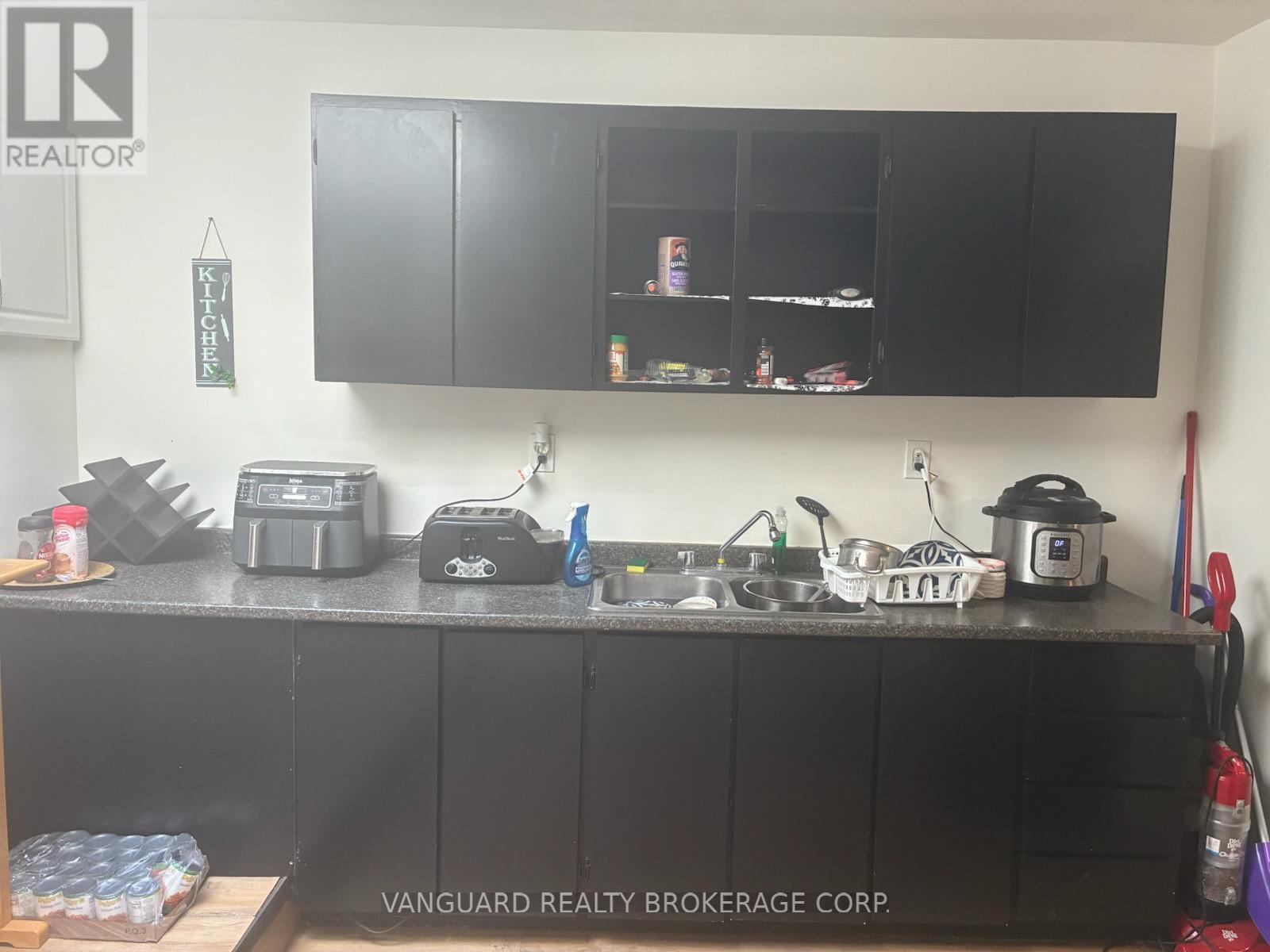 27 Dunlop Street W, Barrie (City Centre), Ontario L4N 1A1 - Photo 4 - S13207206