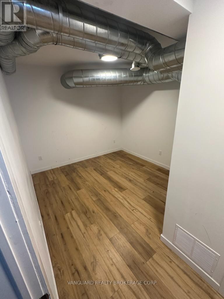 29 Dunlop Street W, Barrie (City Centre), Ontario  L4N 1A1 - Photo 4 - S13207214