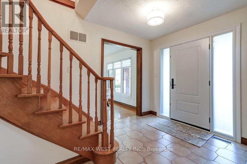 167 Silverhill Drive, Toronto, Ontario  M9B 6J5 - Photo 4 - W13207266