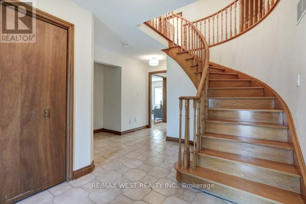 167 Silverhill Drive, Toronto, Ontario  M9B 6J5 - Photo 5 - W13207266