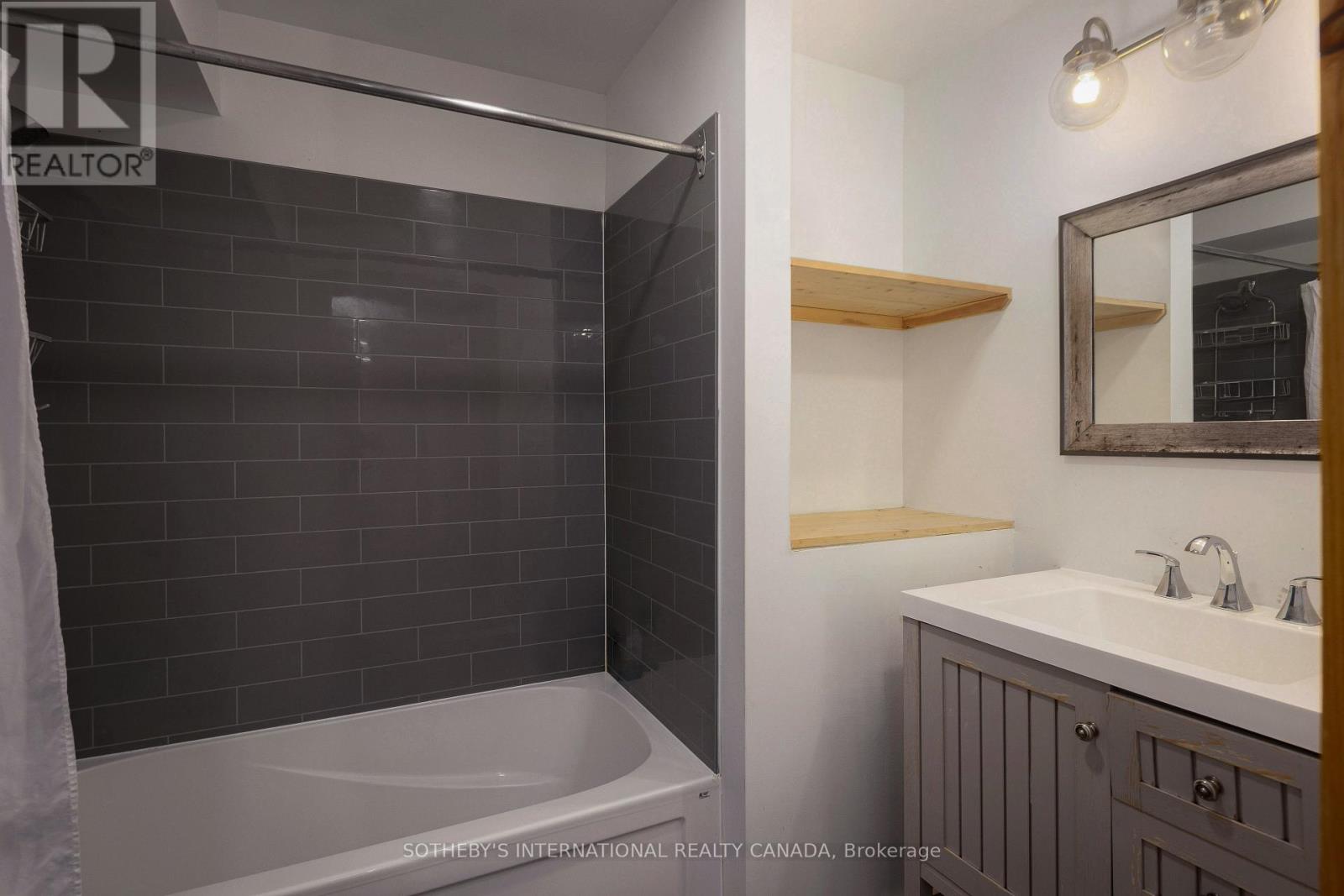 210 Arlberg Crescent, Blue Mountains, Ontario  L9Y 0M1 - Photo 8 - X13207268