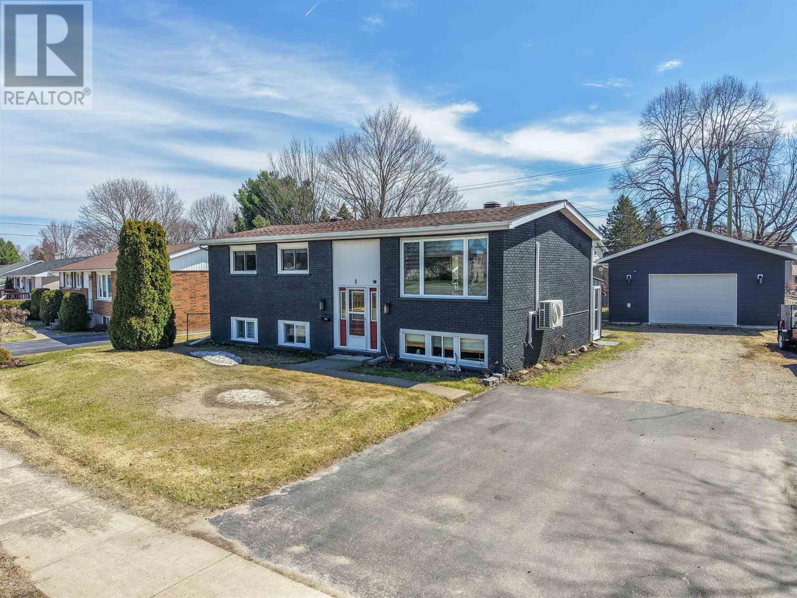 1 Chambers Ave, Sault Ste. Marie, Ontario  P6A 4T9 - Photo 2 - SM260814