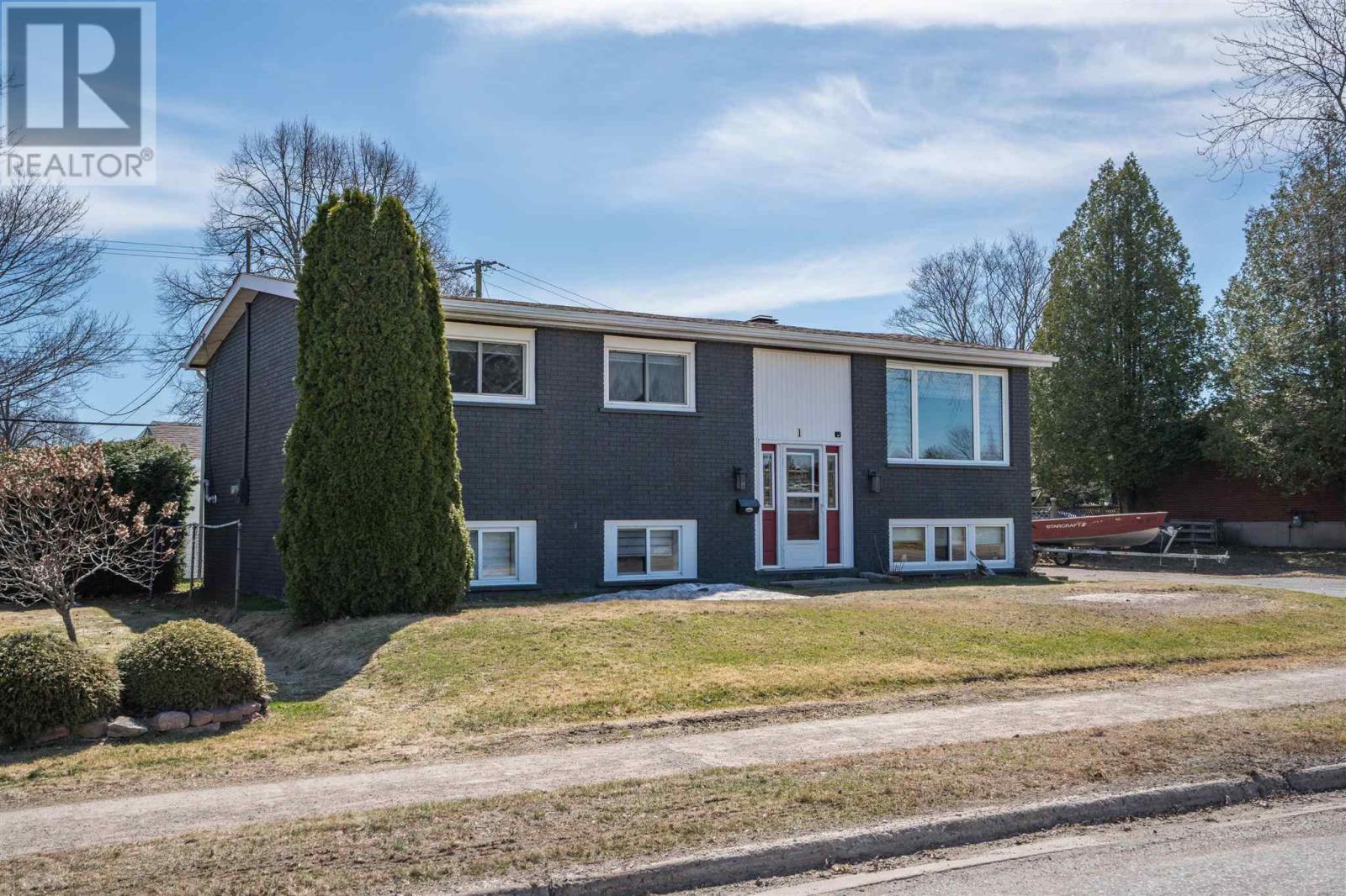 1 Chambers Ave, Sault Ste. Marie, Ontario  P6A 4T9 - Photo 3 - SM260814