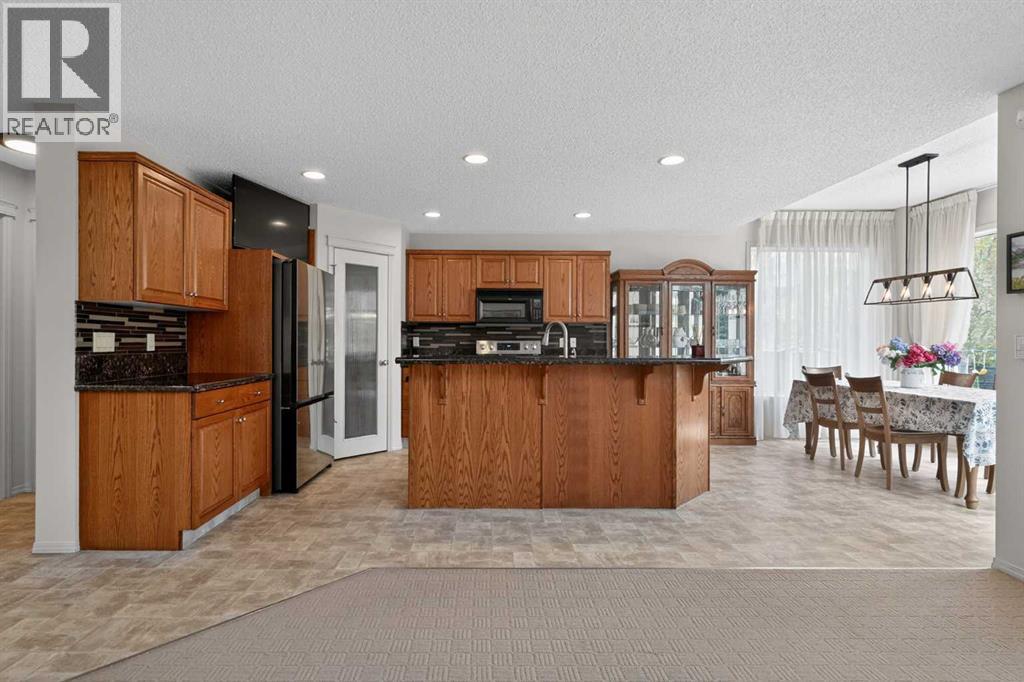 98 Cougarstone Close SW, Calgary, Alberta  T3H 5W3 - Photo 13 - A2314315
