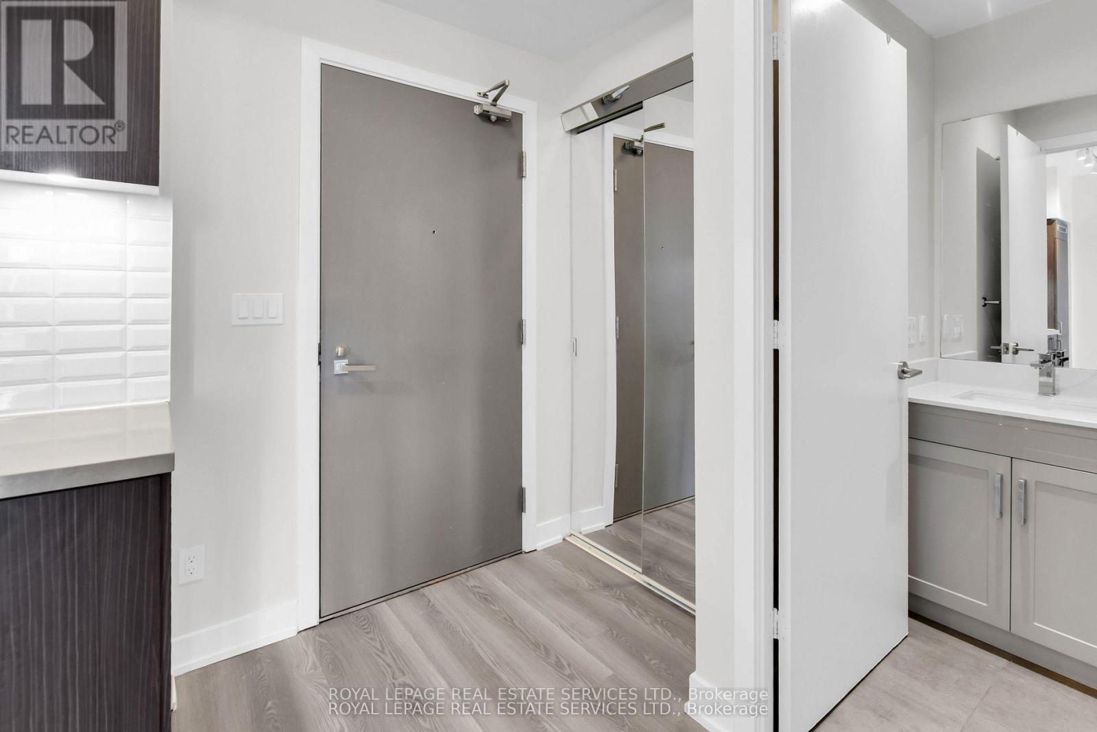 1104 - 501 St Clair Avenue W, Toronto, Ontario  M5P 0A2 - Photo 2 - C13207352