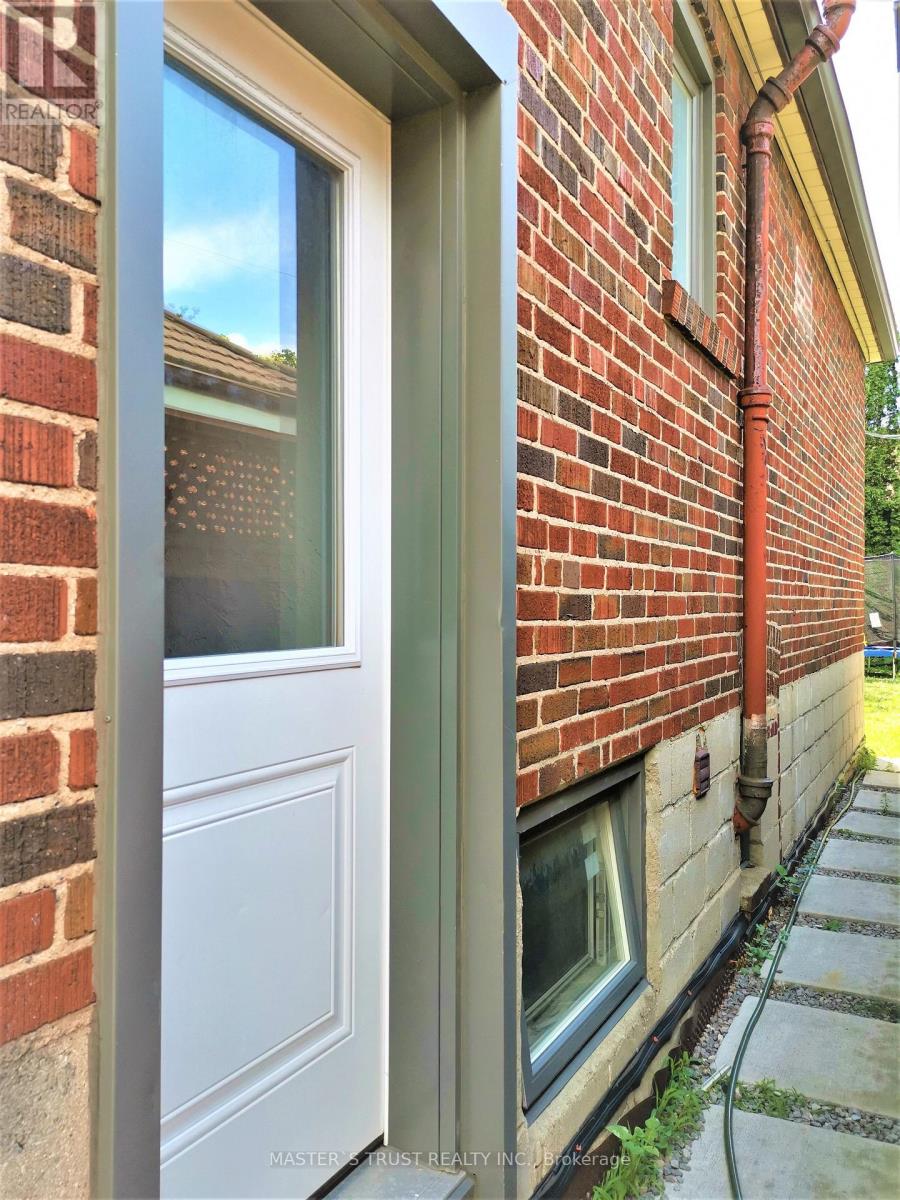 623 O' Connor Dr Drive, Toronto, Ontario  M4C 3A5 - Photo 3 - E13207430