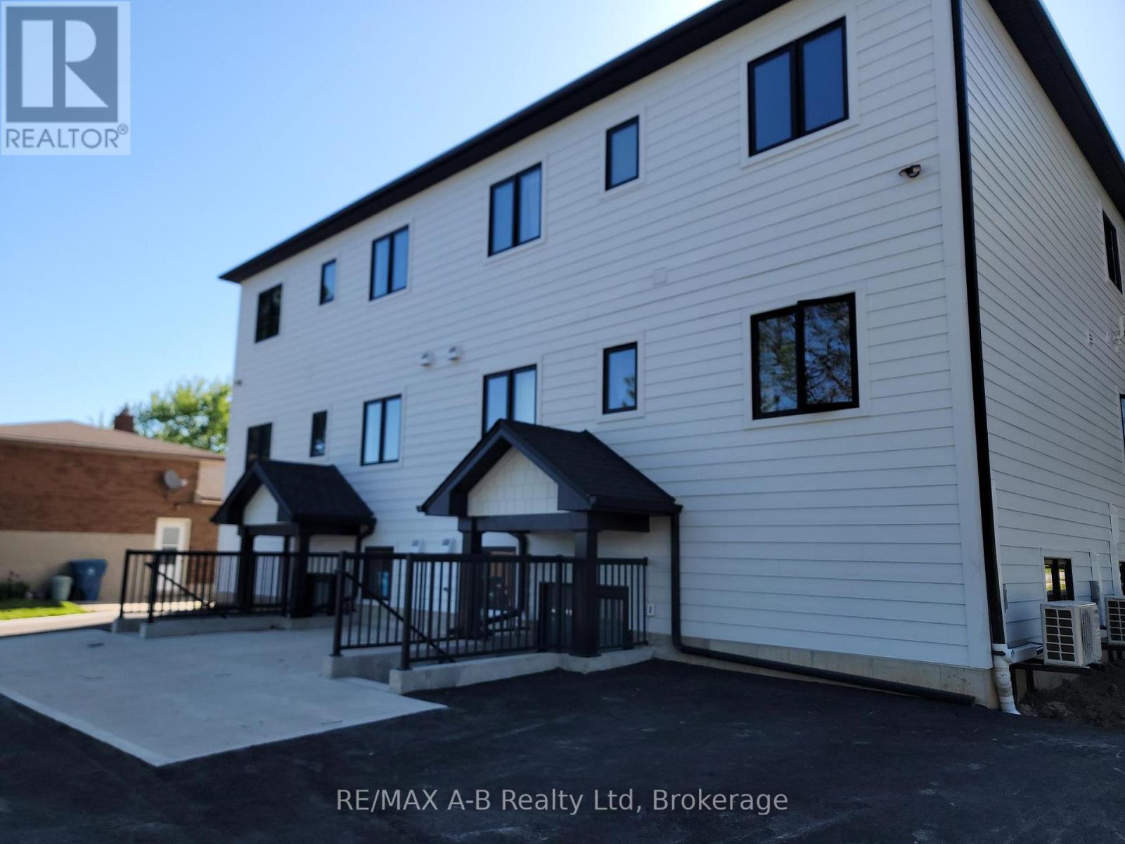 312 Forman Avenue, Stratford, Ontario  N5A 6R7 - Photo 2 - X12994890