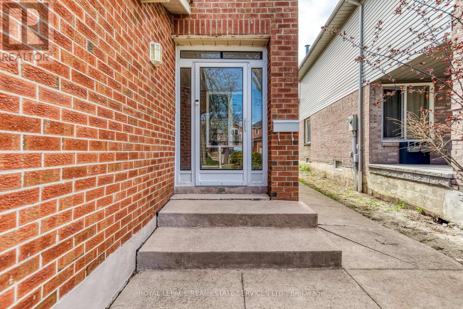 3390 Chartrand Crescent, Mississauga, Ontario  L5L 4C4 - Photo 2 - W13207334