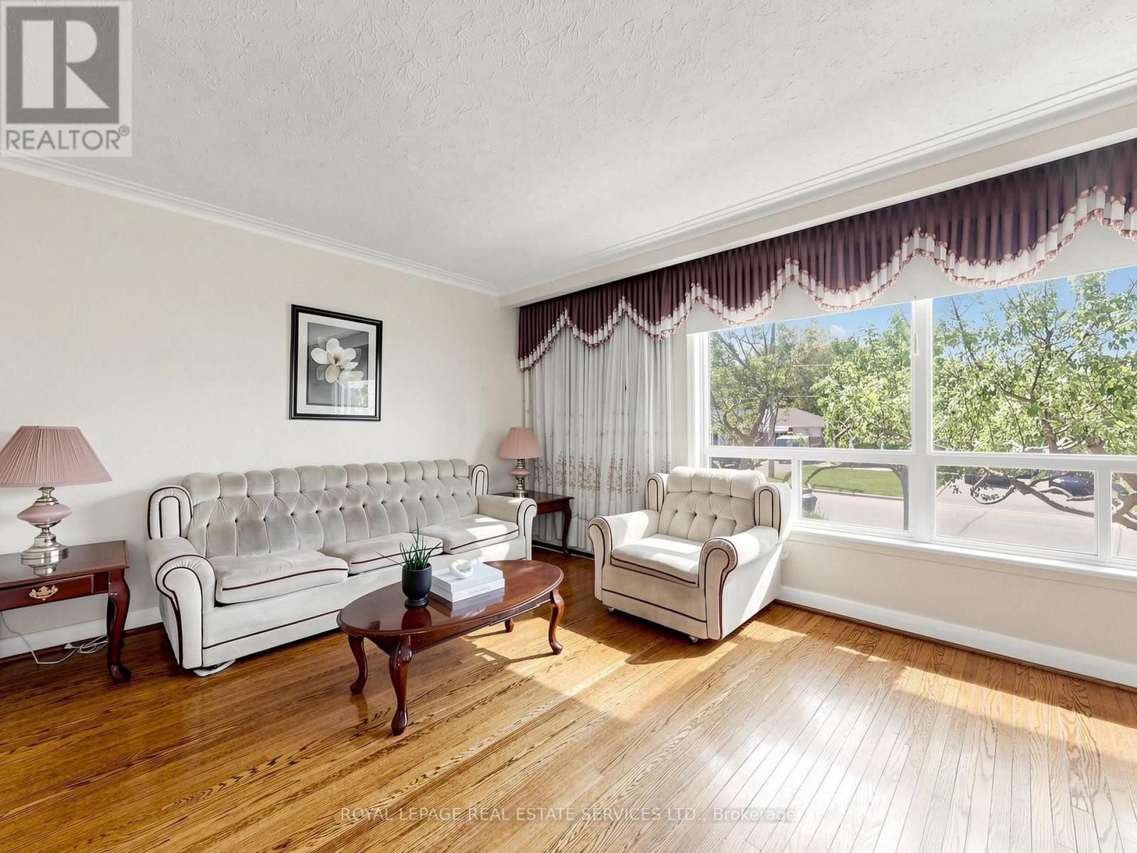 86 Whitburn Crescent, Toronto, Ontario  M3M 2S4 - Photo 3 - W13207336