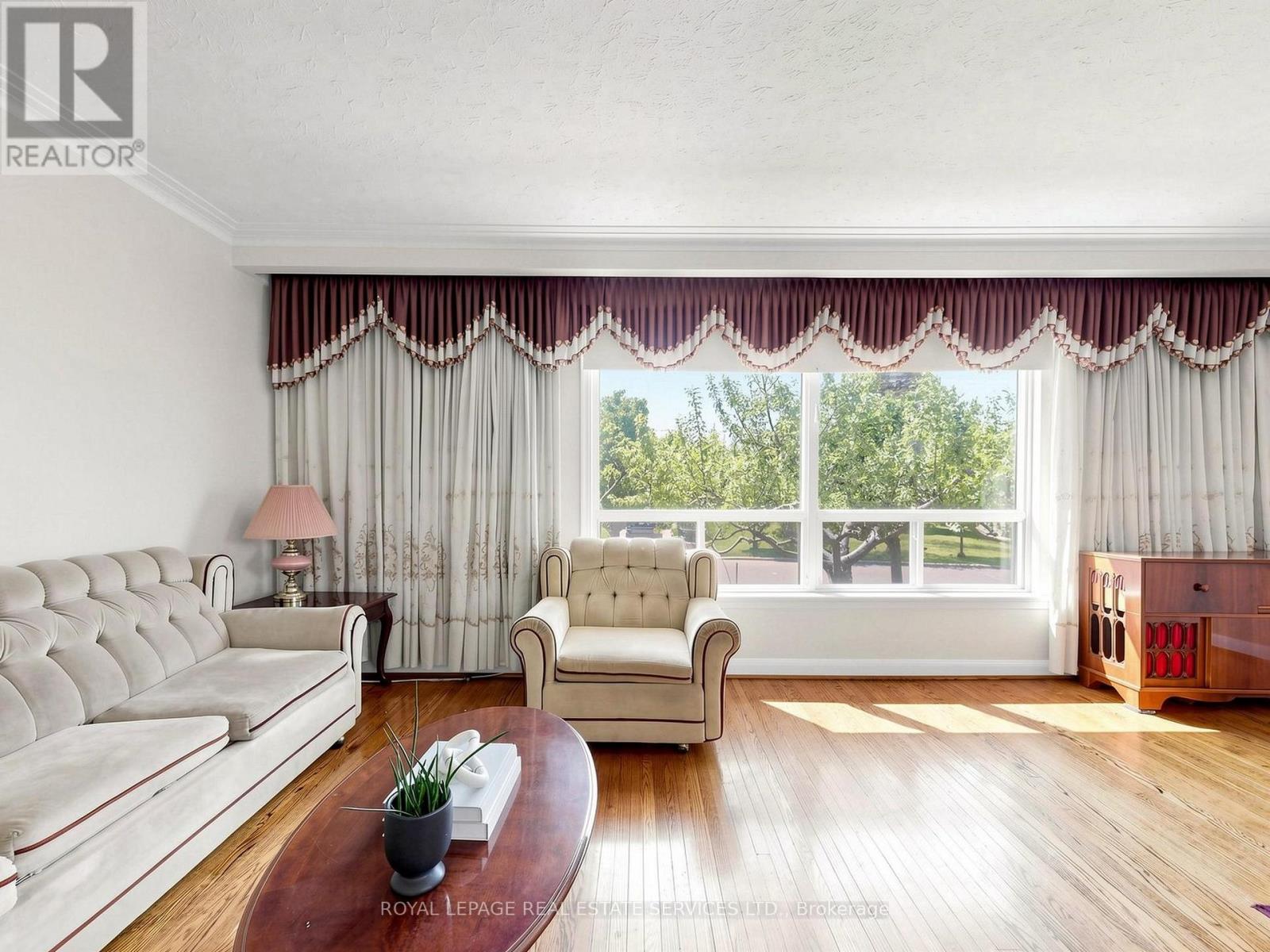 86 Whitburn Crescent, Toronto, Ontario  M3M 2S4 - Photo 4 - W13207336