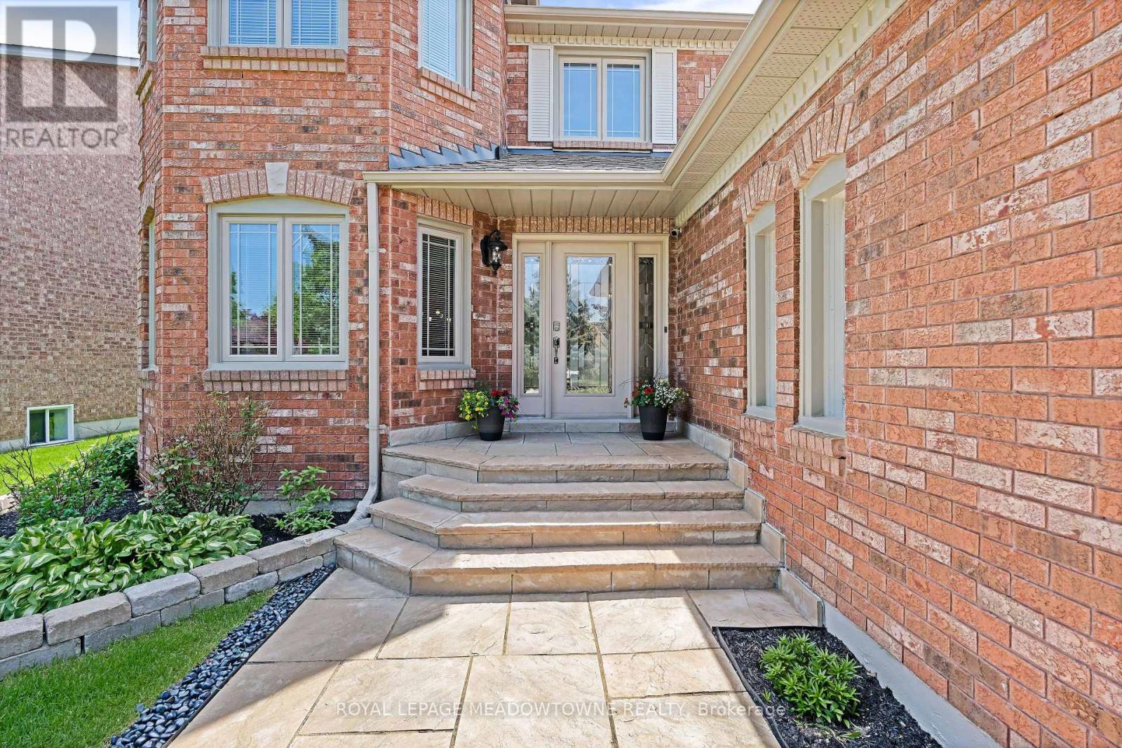 7 Eaton Street, Halton Hills, Ontario  L7G 5J9 - Photo 3 - W13207342
