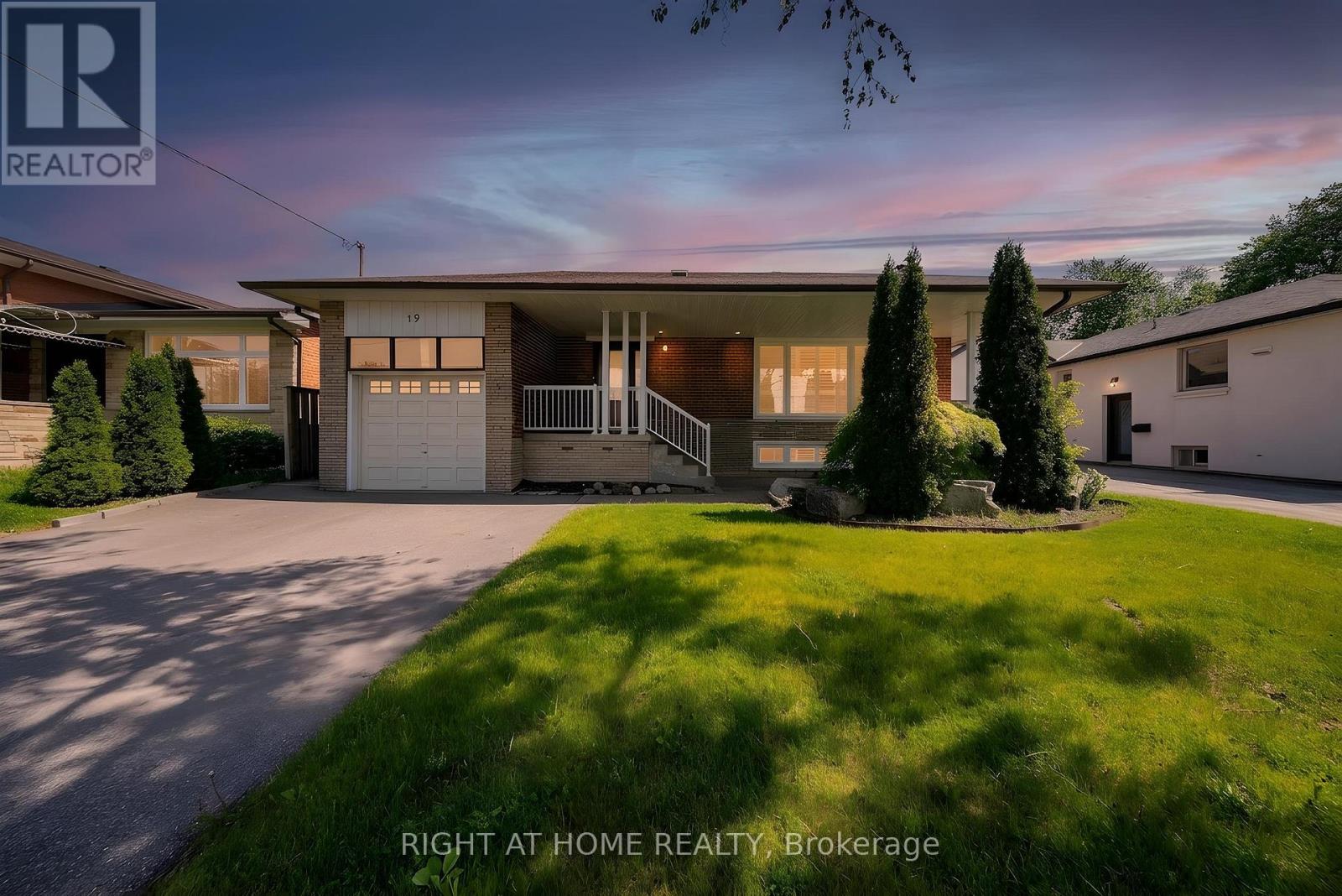 19 WALL AVENUE, Toronto, Ontario