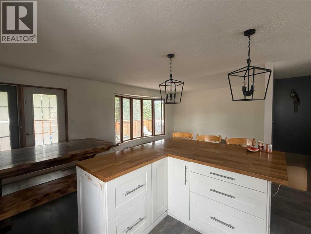 159 Reimer Drive, Hinton, Alberta  T7V 1K6 - Photo 3 - A2314626