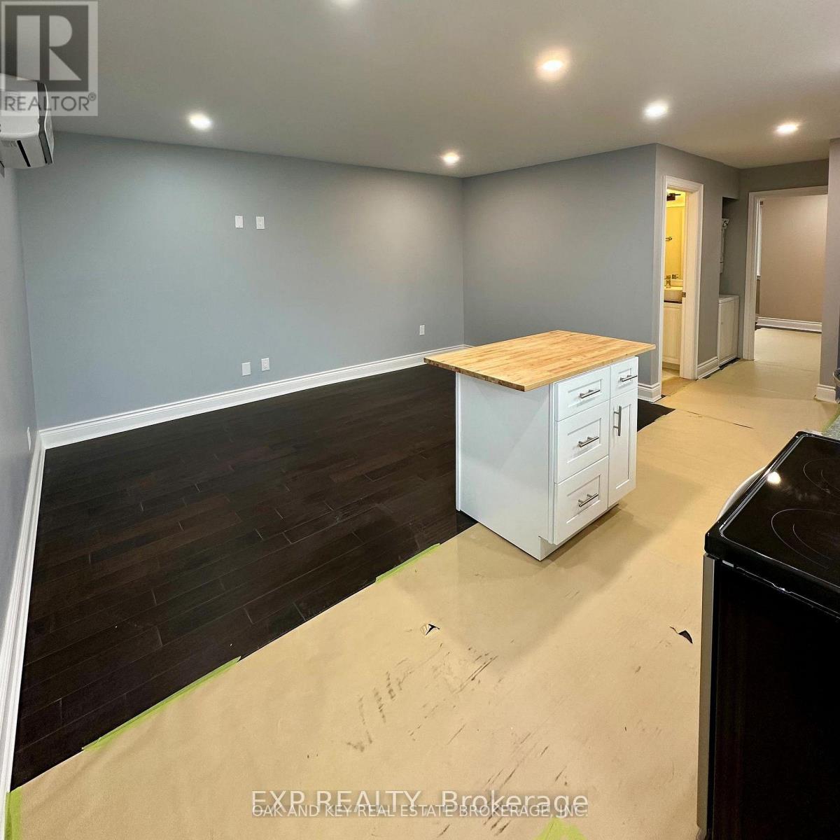 Upper - 6 Lapp Street, Toronto (Rockcliffe-Smythe), Ontario  M6N 3W6 - Photo 7 - W13208012