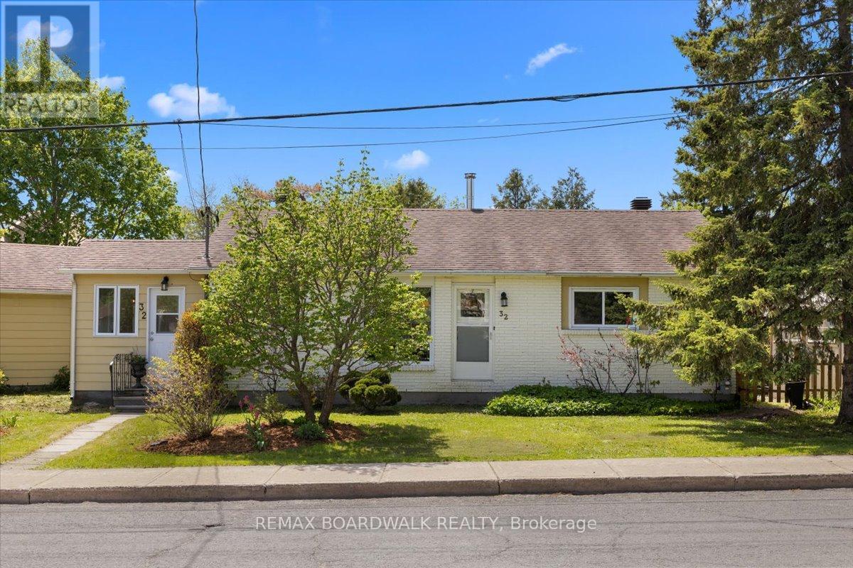 32 MARTIN STREET S, Mississippi Mills, Ontario