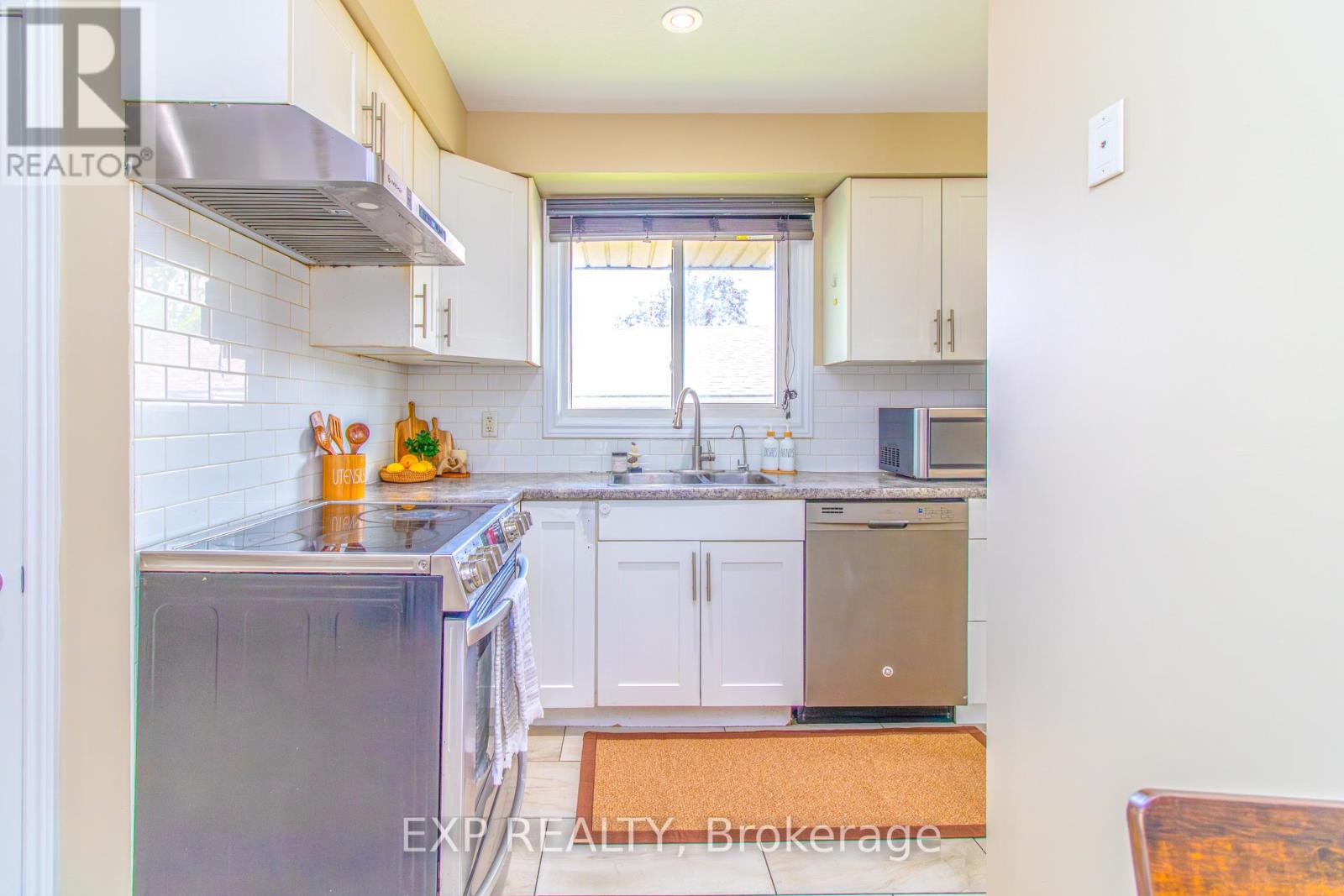 35 Hillsborough Crescent, Kitchener, Ontario  N2E 1J5 - Photo 9 - X13202190
