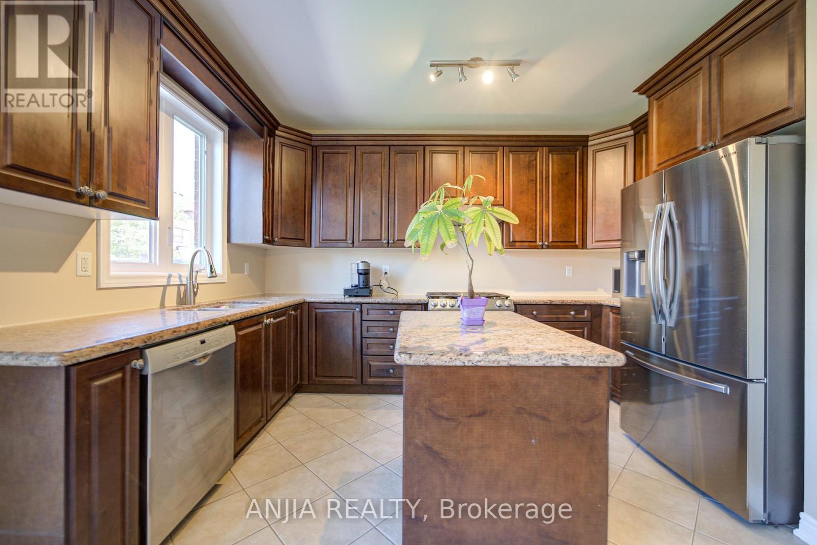 33 Grandwood Avenue, Whitchurch-Stouffville, Ontario  L4A 0M6 - Photo 16 - N13208218