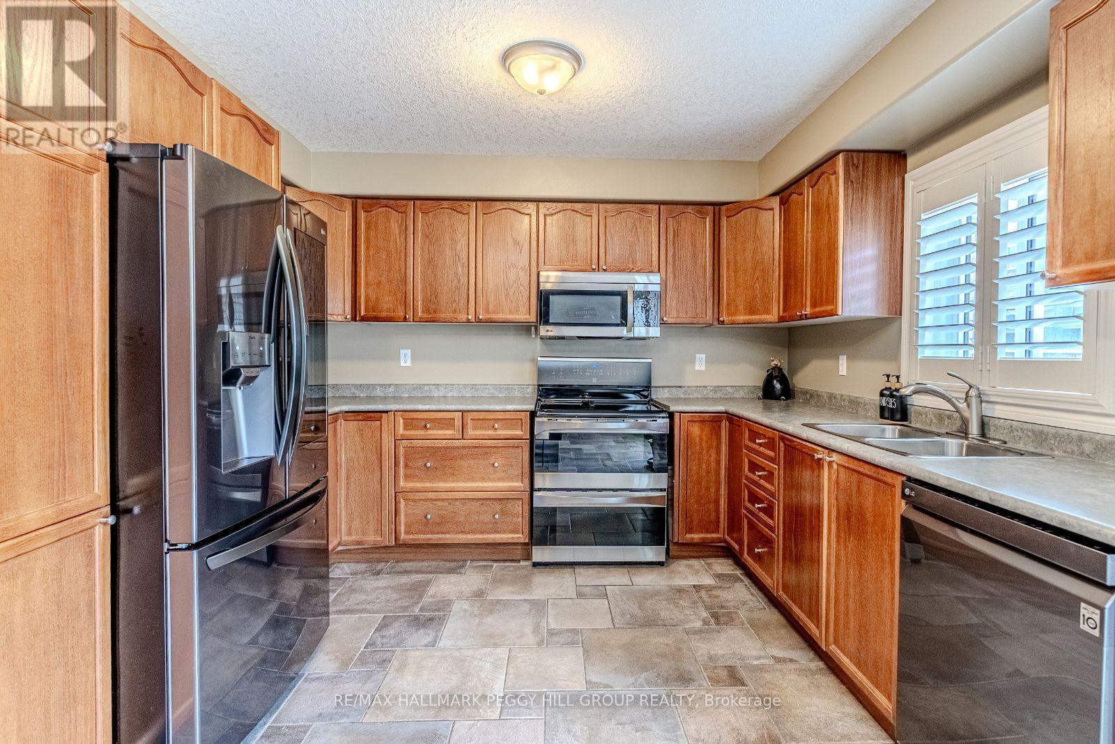 35 Benjamin Lane, Barrie, Ontario  L4N 0S2 - Photo 3 - S13208238