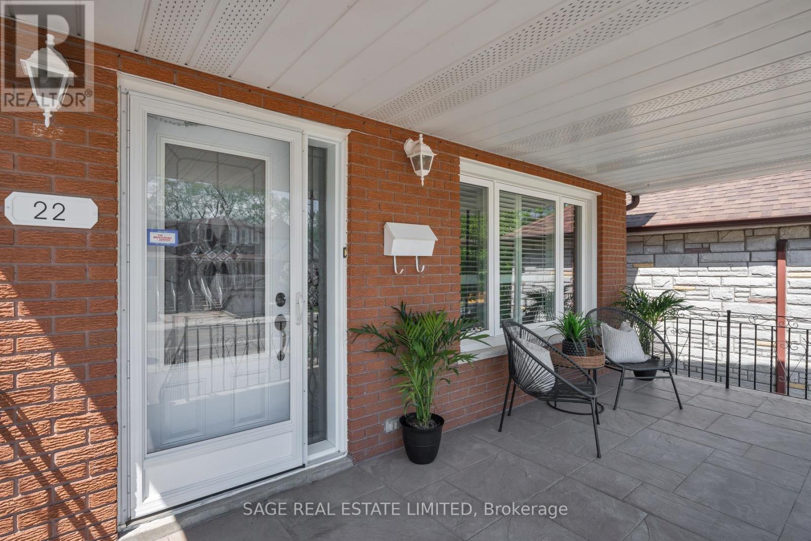 22 East Drive E, Toronto, Ontario  M6N 2N7 - Photo 2 - W13207938