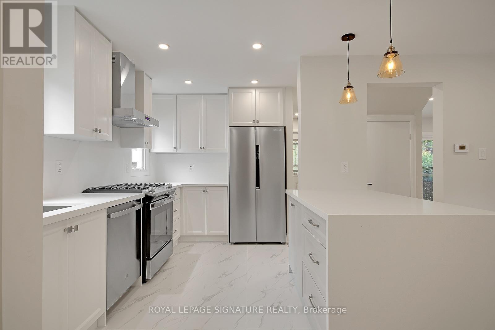 17 Uno Drive, Toronto, Ontario  M8Z 3N7 - Photo 2 - W13208006