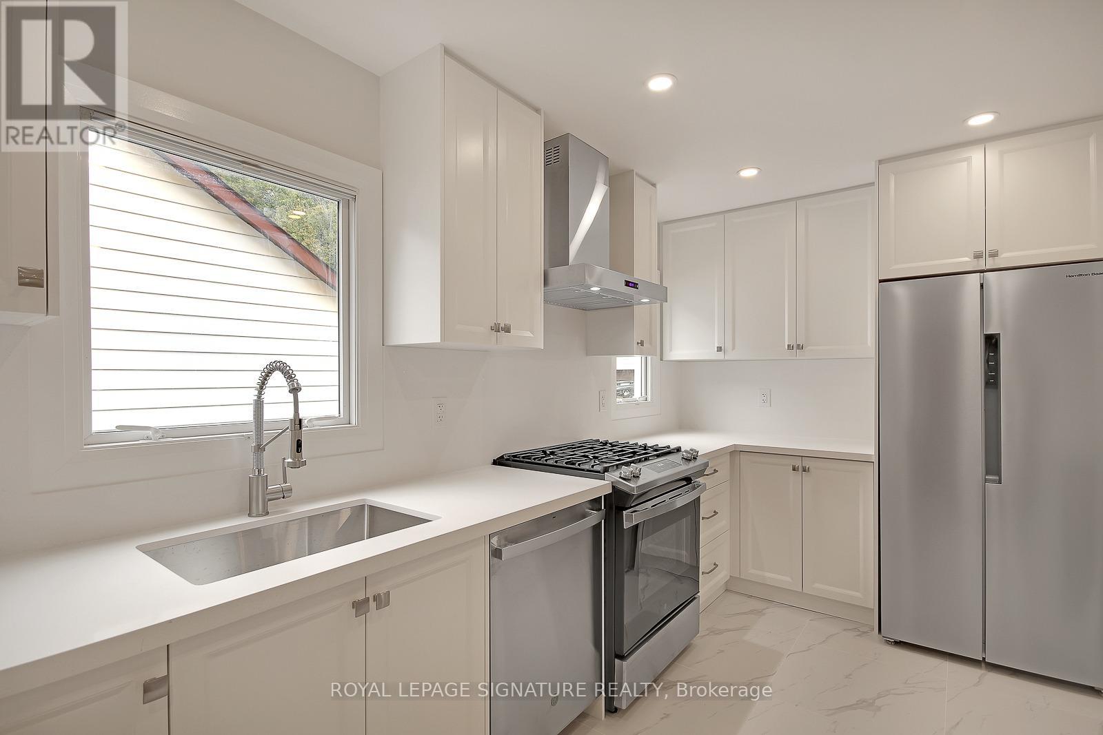 17 Uno Drive, Toronto, Ontario  M8Z 3N7 - Photo 3 - W13208006