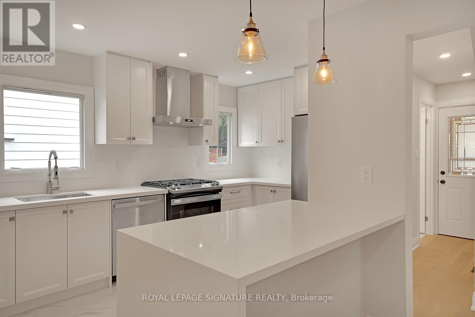 17 Uno Drive, Toronto, Ontario  M8Z 3N7 - Photo 4 - W13208006