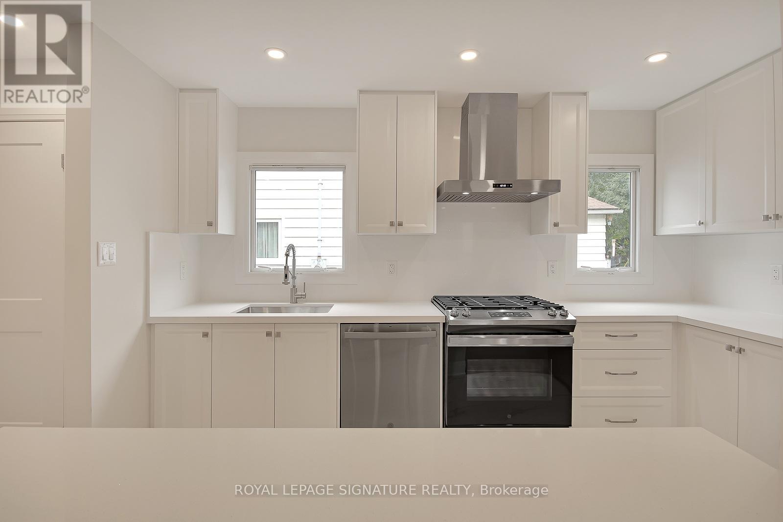 17 Uno Drive, Toronto, Ontario  M8Z 3N7 - Photo 5 - W13208006