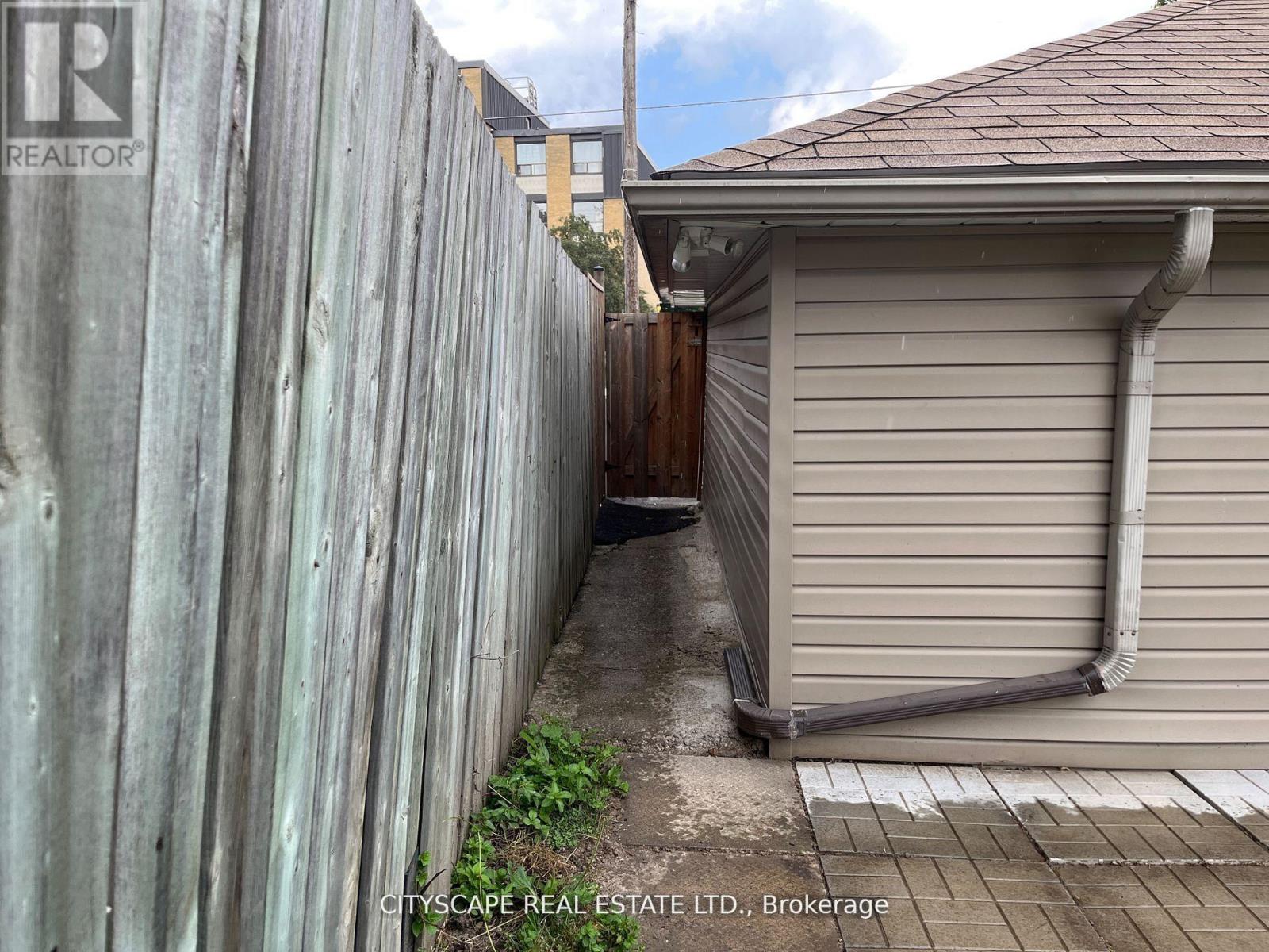 Bsmt - 2 Leslie Street, Brampton, Ontario  L6X 2J4 - Photo 10 - W13208112