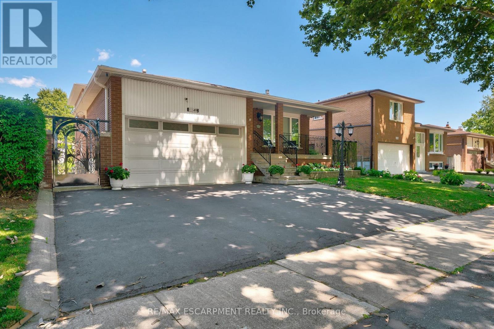 1149 Dowland Crescent, Burlington, Ontario  L7T 4C7 - Photo 2 - W13208236