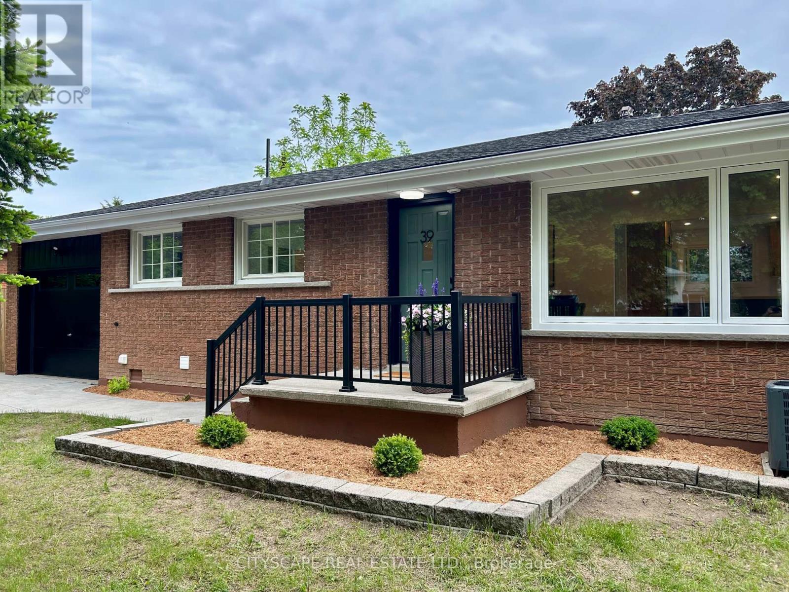 39 CAROUSEL AVENUE, Hamilton, Ontario