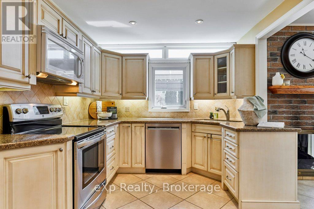 30 Rosewood Court, Whitby, Ontario  L1N 6Y6 - Photo 12 - E13208402