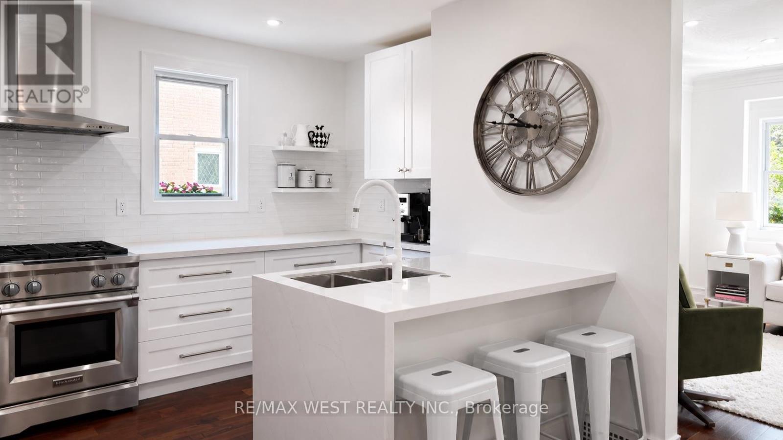 12 Brentwood Road S, Toronto, Ontario  M8Z 3N2 - Photo 5 - W13208198
