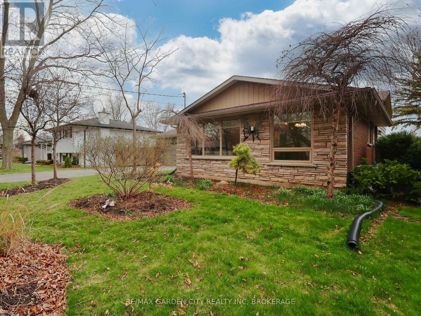 15 Black Friars Road, St. Catharines, Ontario  L2N 2M8 - Photo 3 - X13208470