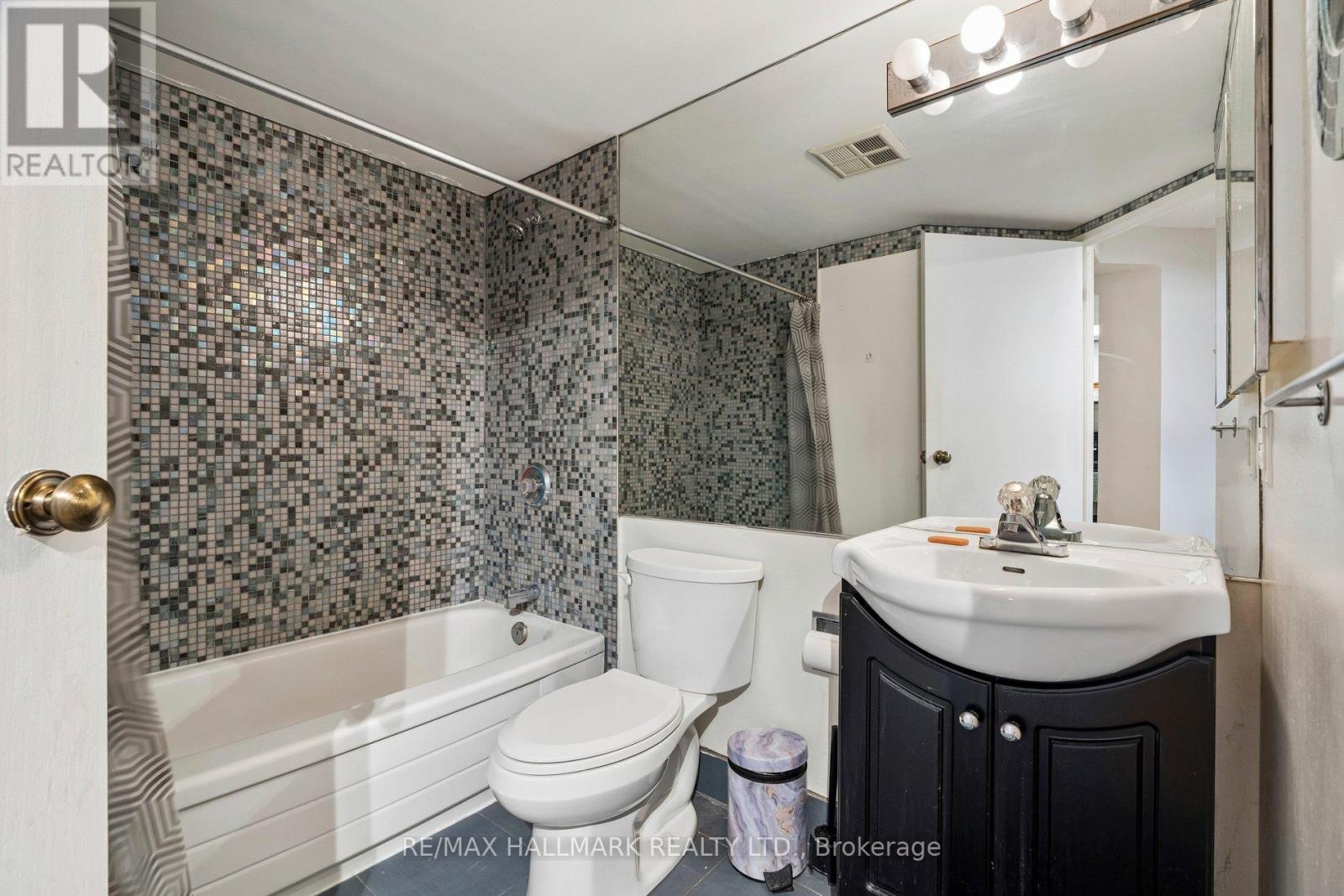 506 - 15 Maitland Place, Toronto, Ontario  M4Y 2X3 - Photo 6 - C13208428