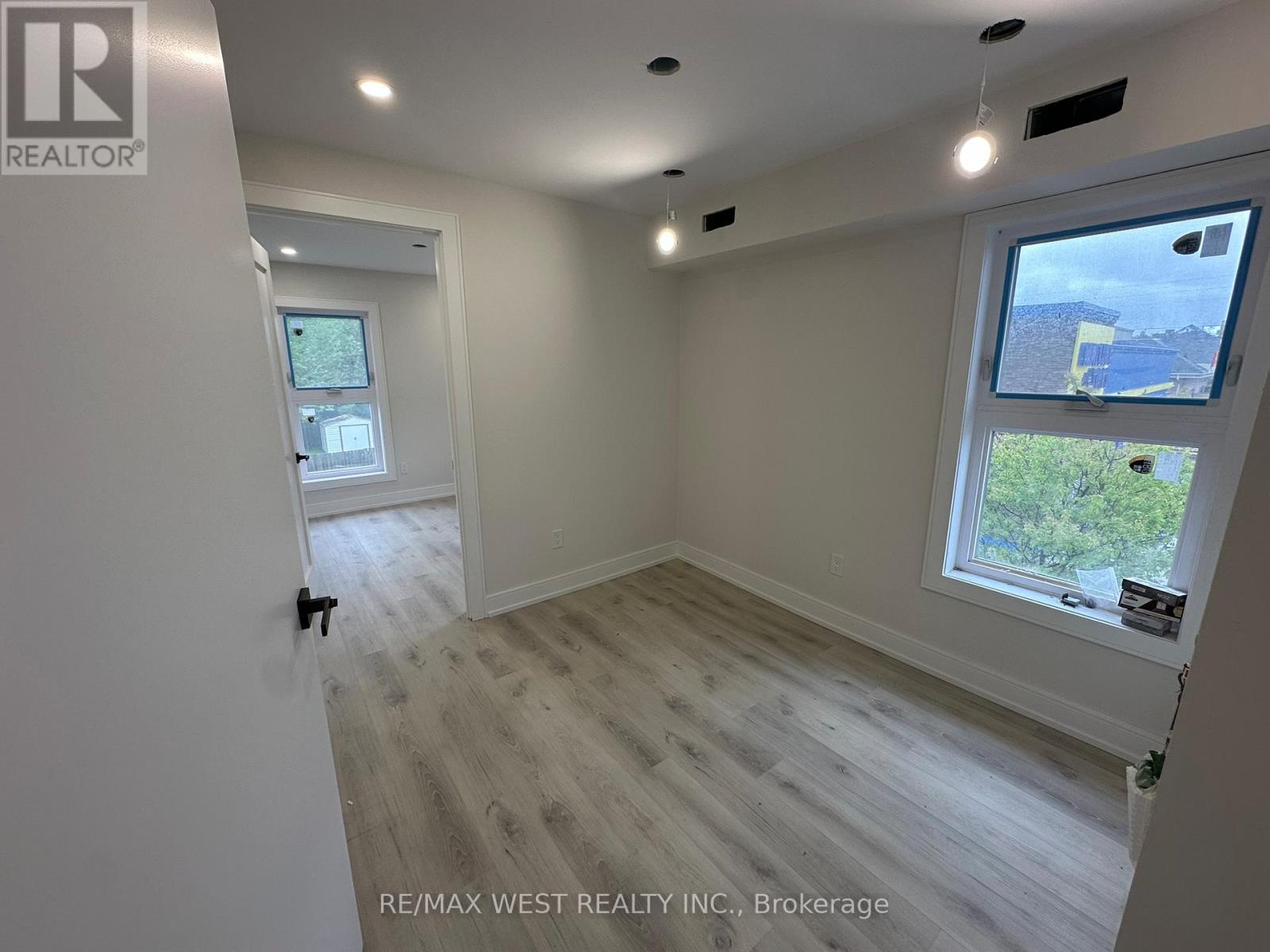 36 Park Road S, Oshawa, Ontario  L1J 4G8 - Photo 2 - E13208390