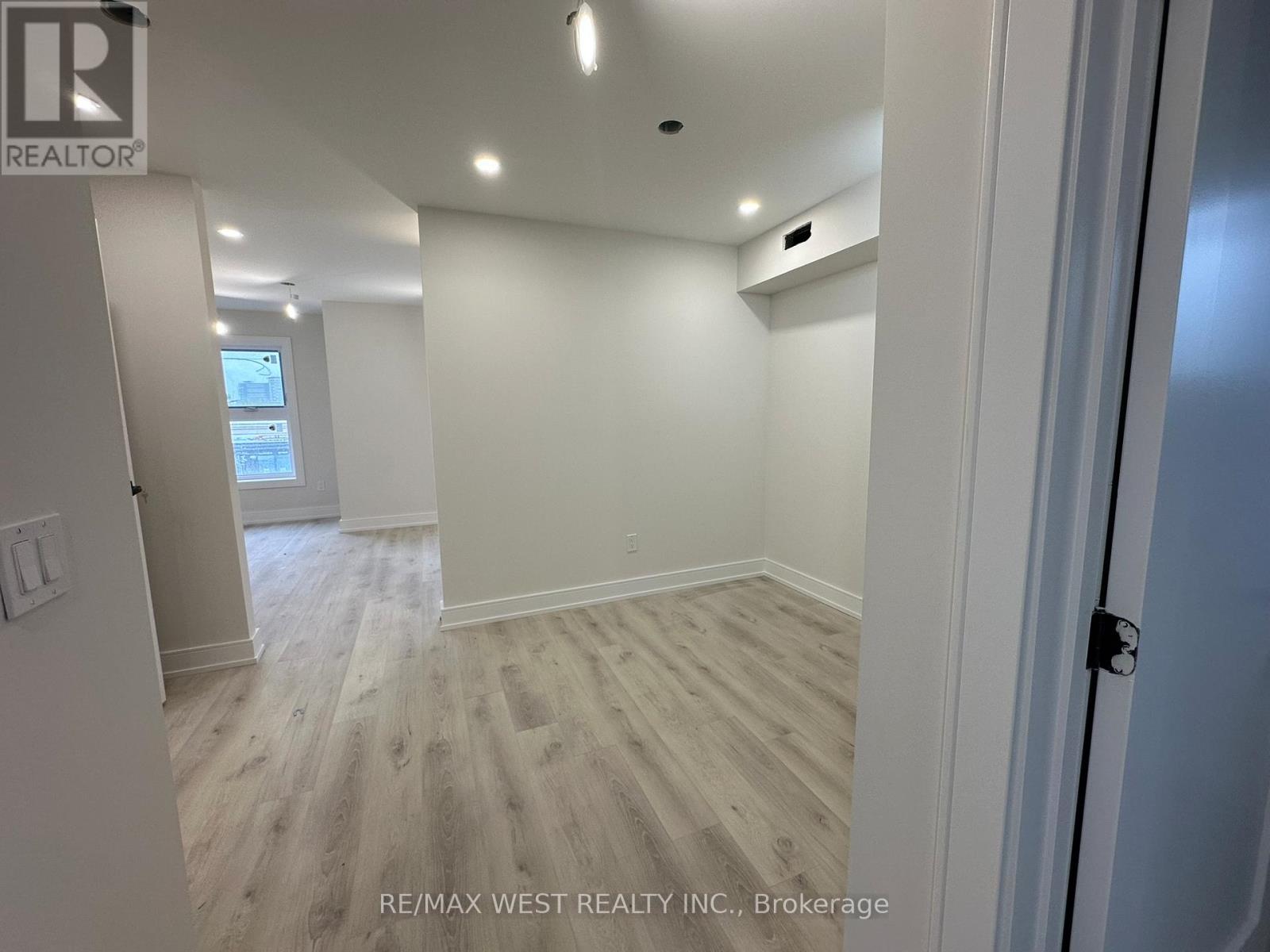 36 Park Road S, Oshawa, Ontario  L1J 4G8 - Photo 3 - E13208390