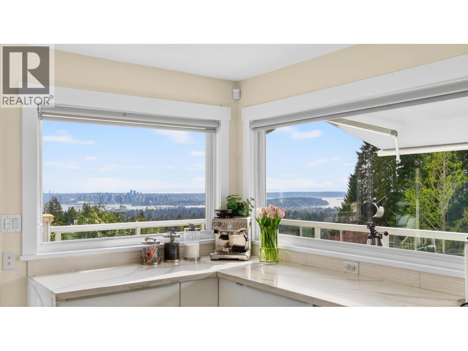 668 Alpine Court, North Vancouver, British Columbia  V7R 2L8 - Photo 4 - R3128924