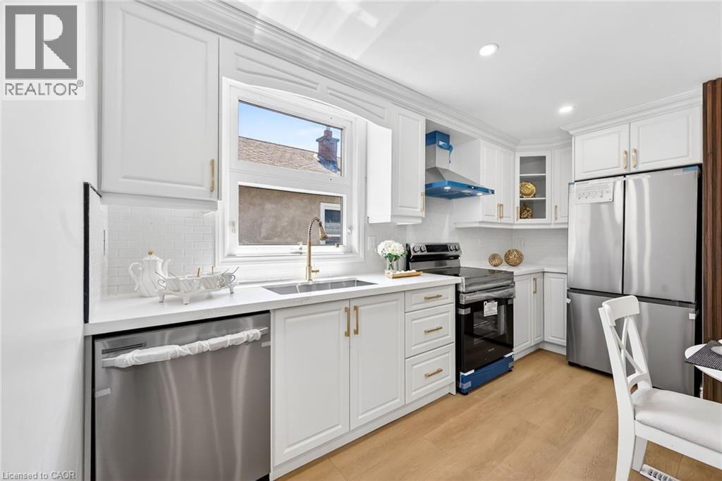82 East 38th Street, Hamilton, Ontario  L8V 4E5 - Photo 4 - 40834419