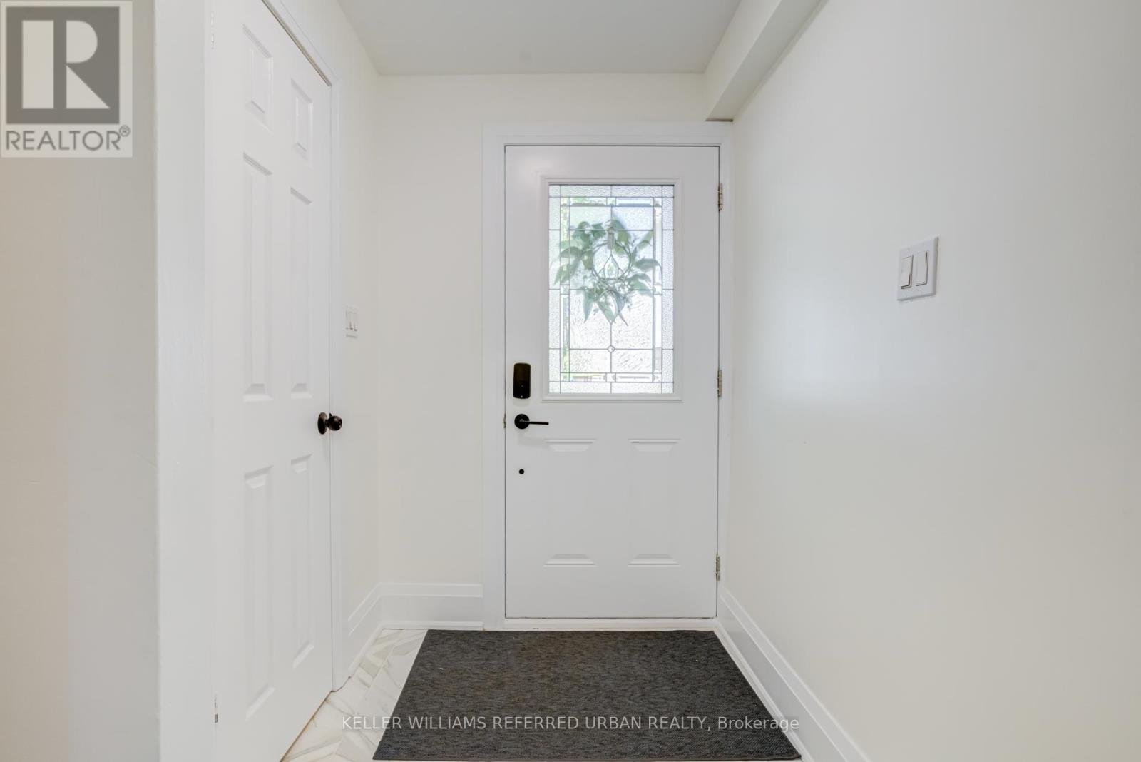6540 Falconer Drive, Mississauga, Ontario  L5N 1M1 - Photo 4 - W13208506