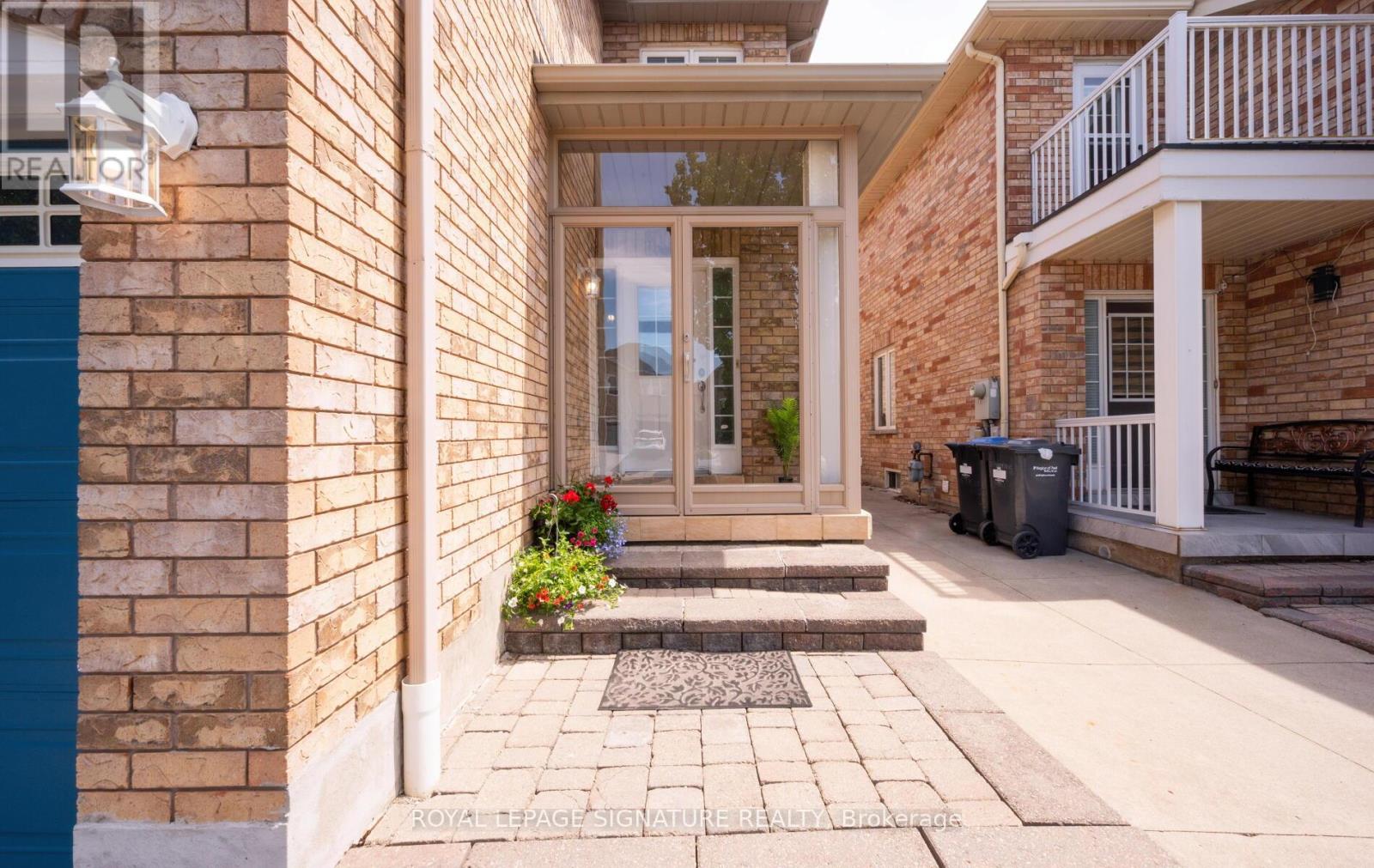 383 Krotone Crescent, Mississauga, Ontario  L5W 1T8 - Photo 2 - W13208510