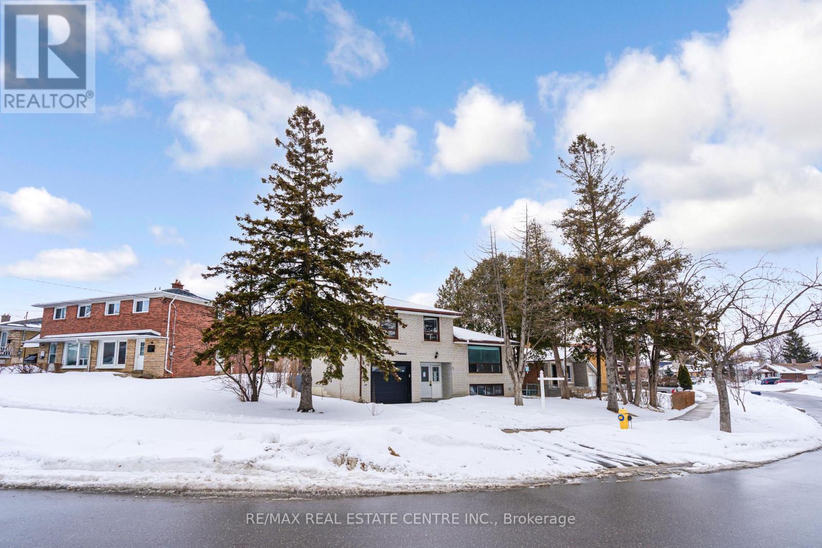 1 Stanwood Crescent, Toronto, Ontario  M9M 1Z8 - Photo 3 - W13208550