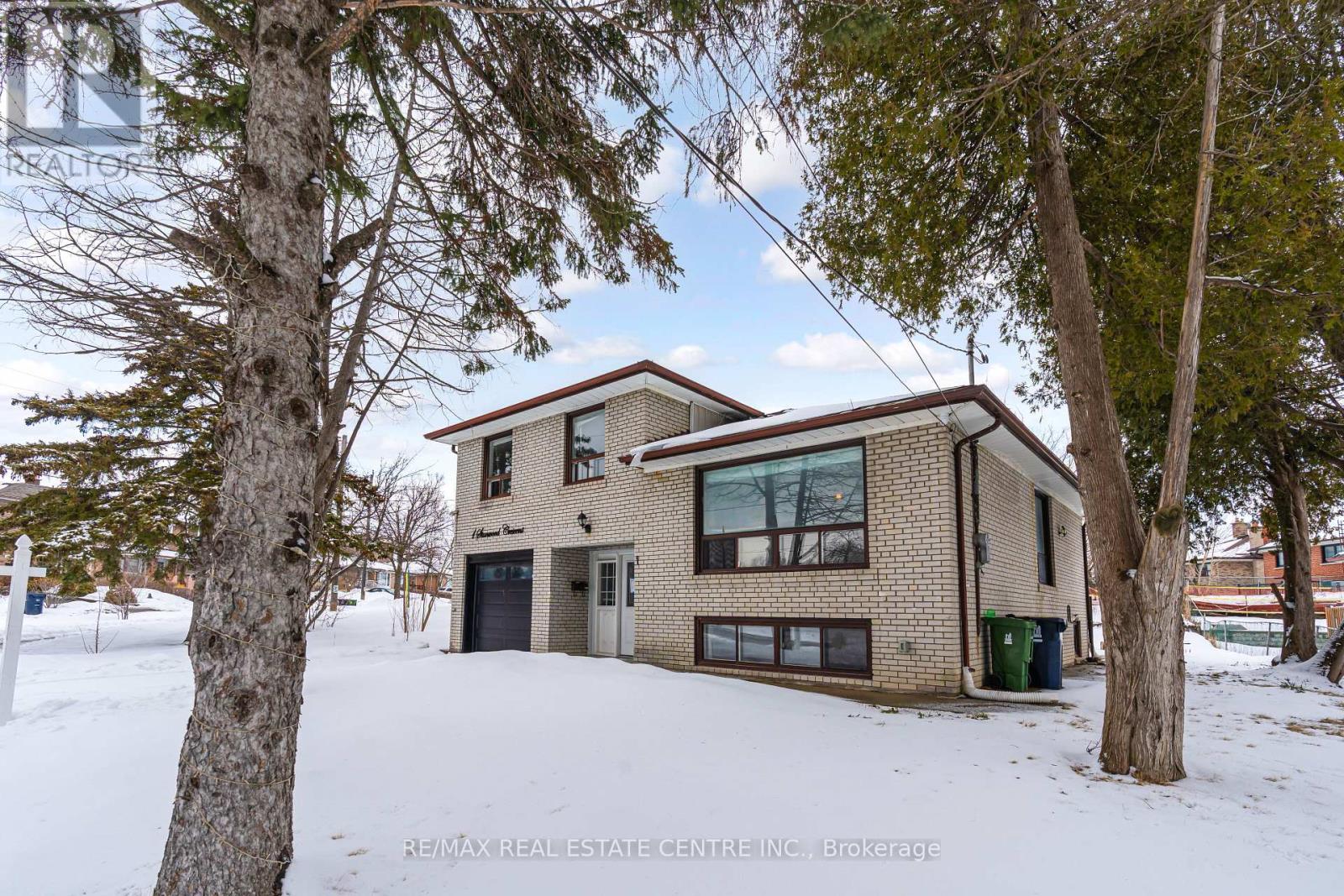 1 Stanwood Crescent, Toronto, Ontario  M9M 1Z8 - Photo 4 - W13208550