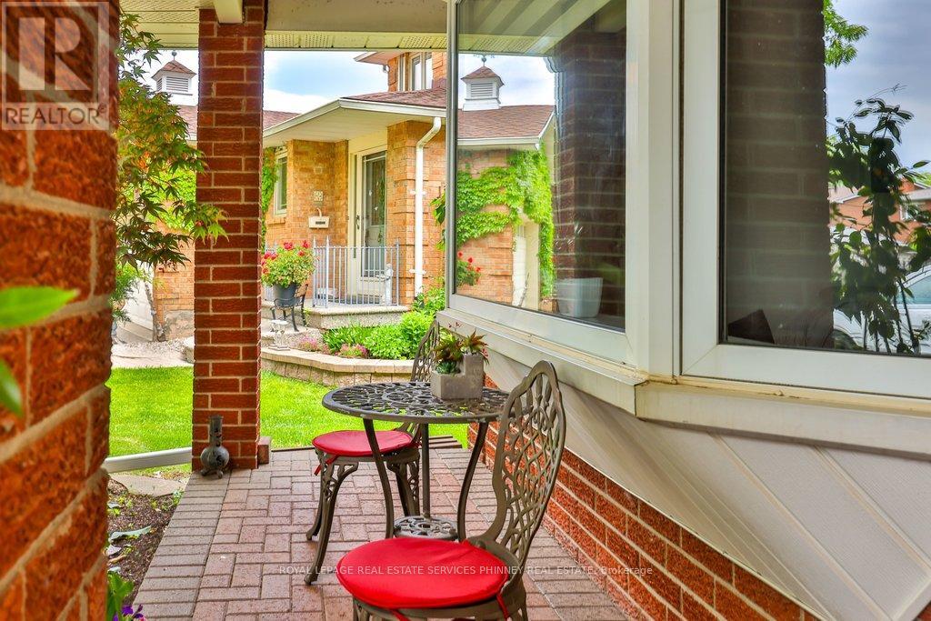 2031 Pen Street, Oakville, Ontario  L6H 3L2 - Photo 3 - W13001900